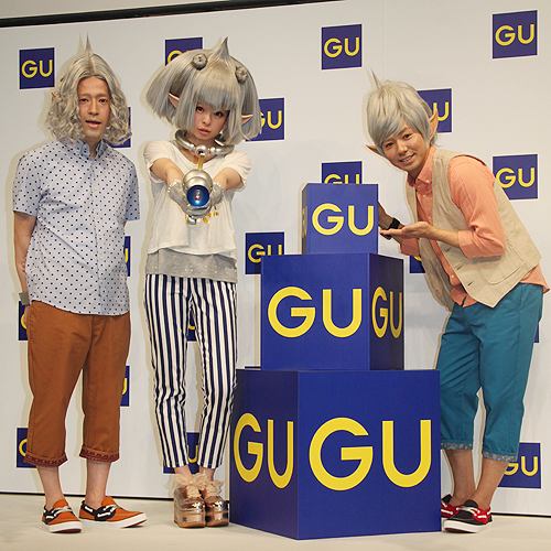 「ジーユー」新ロゴ、新キャラクター発表会に出席した（左から）又吉直樹、きゃりーぱみゅぱみゅ、綾部祐二