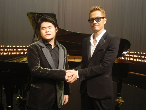 辻井伸行（左）の自作曲「それでも、生きてゆく」に詞をつけて歌う「ＥＸＩＬＥ」のＡＴＳＵＳＨＩ