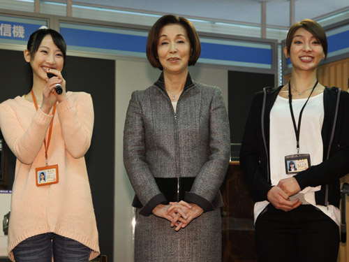 会見で報道陣の質問に答える（左から）松井玲奈、野際陽子、秋元才加