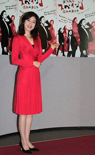 ＮＨＫ「天海祐希　スペイン情熱の女たち」取材会で真っ赤なドレスで女ぶりをアピールした天海祐希