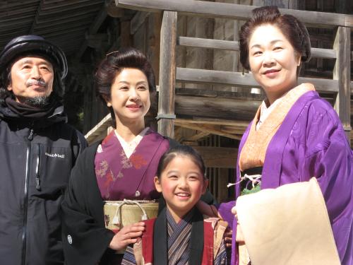 山形県の吉村美栄子知事（右）もエキストラで参加。冨樫監督、小林綾子、濱田ここね（左から）と記念撮影