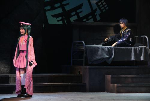 ニコニコミュージカル第１０弾「音楽劇　千本桜」公開リハーサルで熱演する石田晴香（左）と加藤和樹