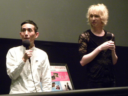 大阪市内で舞台あいさつしたニコラス・エドワーズ（右）と「カラテカ」矢部太郎