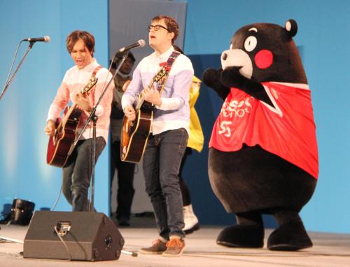 熊本県のキャラクター「くまモン」の誕生祭に登場した米ロックバンド「ウィーザー」のリバース・クオモ（右）ら