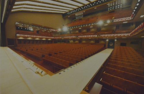新しい歌舞伎座の場内。舞台から見た客席