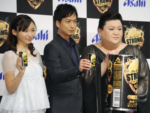 「アサヒ　ハイリキ　ザ・スペシャル」の新ＣＭ発表会に出席した（左から）吉木りさ、椎名桔平、マツコ・デラックス