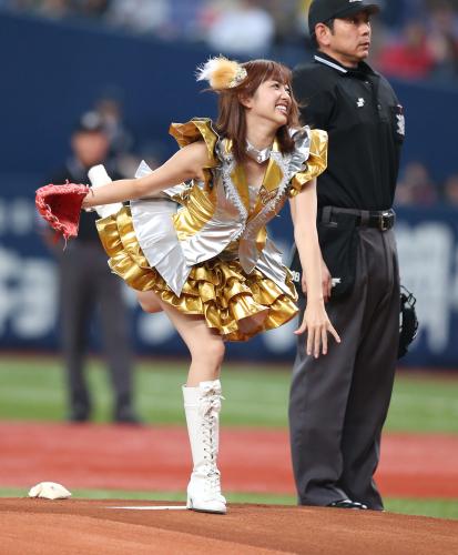 オリックス－阪神戦で始球式をつとめる菊地亜美