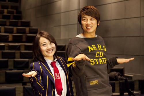 女性３人組「Ｊｕｌｉｅｔ」の新曲「卒恋歌」のミュージックビデオに出演するキンタロー。（左）と、監督を務めた「ＴＫＯ」の木本武宏。２人でフライングゲット