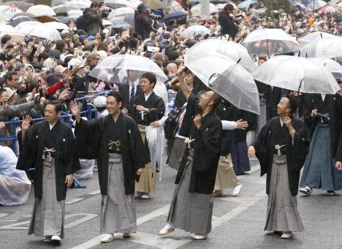 歌舞伎座の再開場を記念し、東京・銀座を練り歩く（左から）市川中車、中村勘九郎、市川海老蔵、市川猿之助ら歌舞伎俳優たち