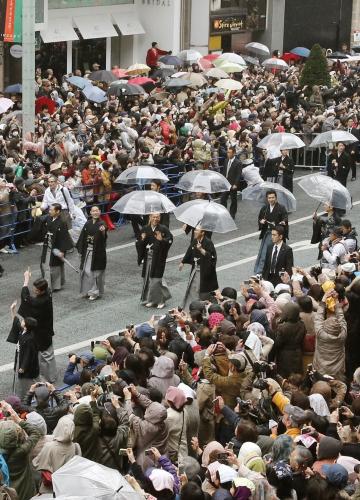 東京・銀座を練り歩き、沿道の見物客に手を振る歌舞伎俳優たち