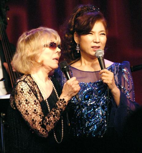 ２７日、米ニューヨークの名門ジャズクラブ「バードランド」での初ライブで、ヘレン・メリル（左）と共演する八代亜紀