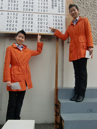 宝塚音楽学校に合格し喜ぶ、双子の姉久保理沙子さん（左）と妹まりさん