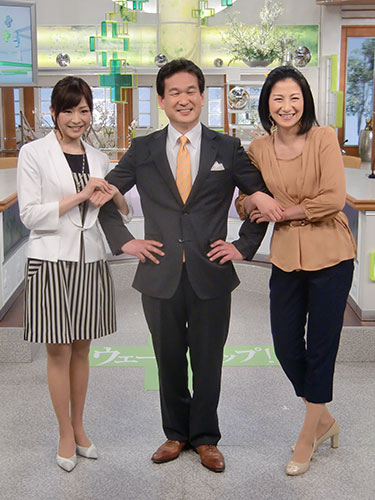 森若佐紀子アナ（右）、坂木萌子キャスター（左）と腕を組み、笑顔の辛坊治郎氏