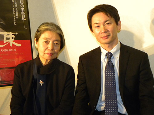 大阪で舞台あいさつと会見に出席した樹木希林（左）と齋藤潤一監督