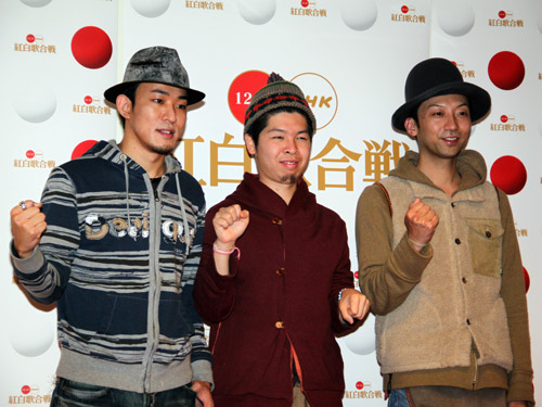 ライブ中にアクシデントに見舞われたファンキーモンキーベイビーズ（左から）ファンキー加藤、ＤＪケミカル、モン吉