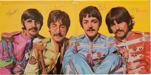 オークションで落札された、ビートルズのメンバー４人のサイン入りアルバム（ヘリテージ・オークションズ社提供、ＡＰ＝共同）