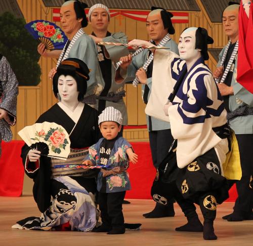 中村勘三郎さんに捧げる舞踊「お祭り」を熱演する（前列左から）中村七之助、中村勘九郎の息子・七緒八くん、中村勘九郎
