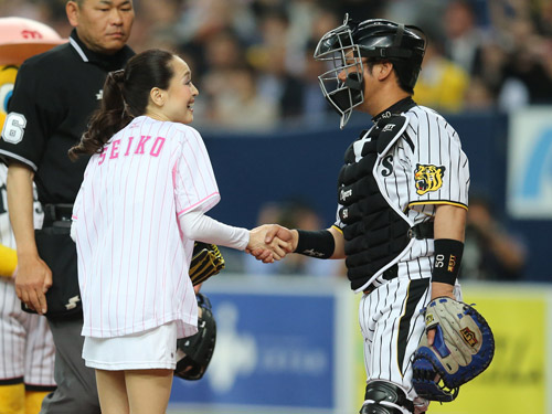 阪神―中日戦の始球式を終え、藤井（左）と握手する松田聖子