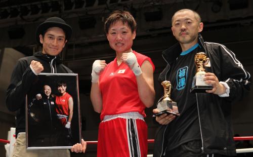 女子ボクシングチャレンジマッチで梅津トレーナー（右）にパネルを贈呈した伊勢谷友介（左）と山崎静代