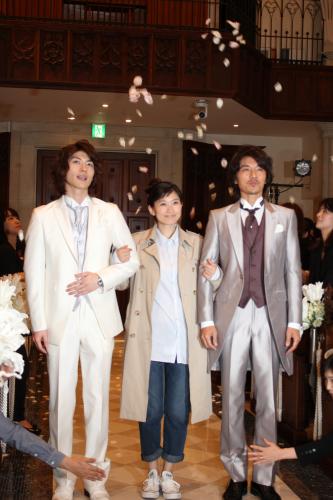 フラワーシャワーを浴びながら登場した（左から）三浦春馬、篠原涼子、藤木直人