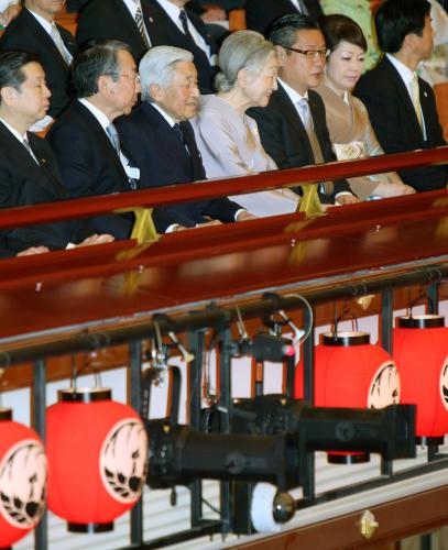 新装開場した歌舞伎座の「こけら落とし公演」を鑑賞に訪れた天皇、皇后両陛下（代表撮影）