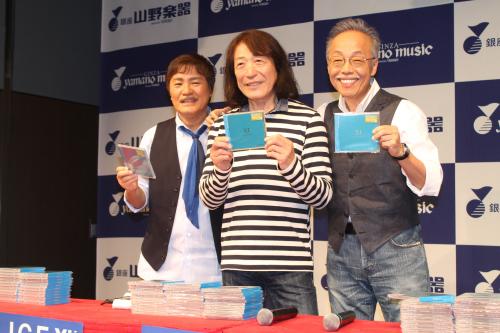 新作ＣＤを手に笑顔のアリス（左から）堀内孝雄、矢沢透、谷村新司
