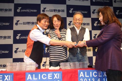 １番乗りのファンにＣＤを手渡しするアリス（左から）堀内孝雄、矢沢透、谷村新司
