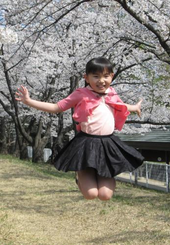 福島県郡山市の桜の名所「開成山公園」で歌手デビューイベントを開いた子役の鈴木梨央