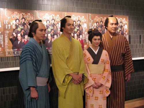 舞台「しゃばけ」の公開舞台稽古を行った（左から）高橋光臣、沢村一樹、臼田あさ美、宇梶剛士