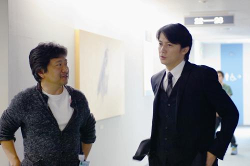 「そして父になる」撮影中の福山雅治（右）と是枝裕和監督