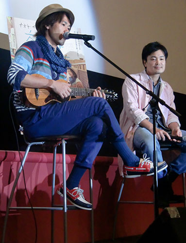 舞台あいさつで熱唱するナオト・インティライミ（左）。右は石田雄介監督