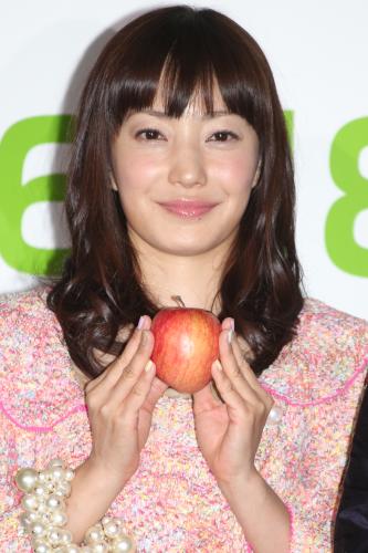映画「奇跡のリンゴ」完成報告会見で結婚後初めて公の場に姿を見せた菅野美穂
