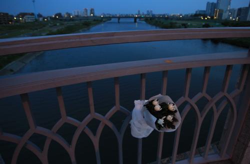 牧伸二さんが転落した丸子橋の欄干には花が添えられていた