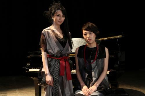 柴咲コウ（左）と笹川美和が共演する柴咲の曲「恋守歌（こもりうた」のミュージックビデオ