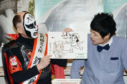 長野県大町市の観光大使就任式に登場した鉄拳（左）と「もう中学生」