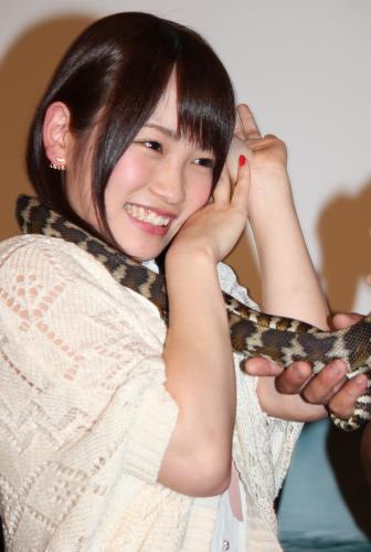 映画「シー・トレマーズ」公開直前イベントで体長約１メートルのヘビにおののく川栄李奈