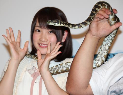 映画「シー・トレマーズ」公開直前イベントで体長約１メートルのヘビにおびえる川栄李奈