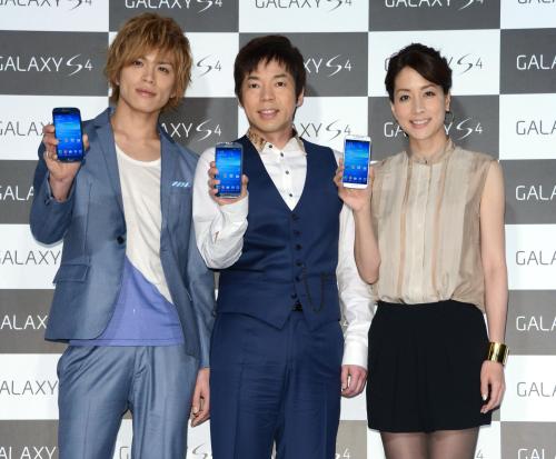 スマートフォンの新機種説明会に登場した（左から）山本裕典、今田耕司、内田恭子