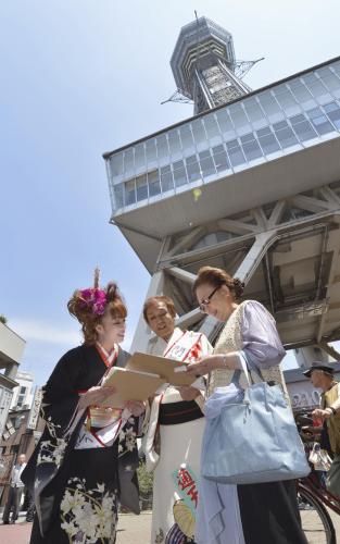 閉鎖が検討されている大阪・通天閣の地下劇場の存続を訴え、署名活動をする歌手の叶麗子（左）