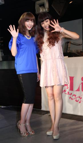 「Ｌｉｌ’Ｂ　レコチョクプレミアムイベント」に出席したＬｉｌ’ＢのＭＩＥ（右）と安田美沙子