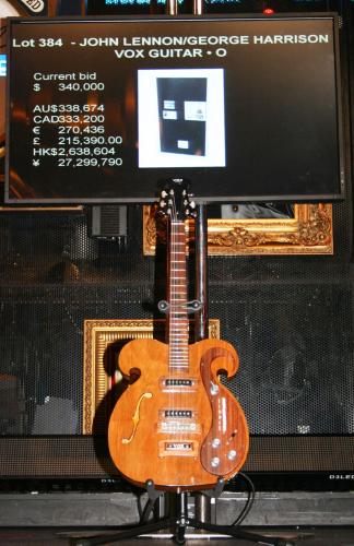 約４２００万円で落札された、故ジョン・レノンさんらが演奏したギター