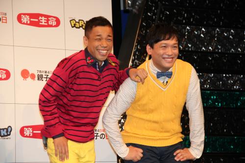 第一生命「親子で！家族で！スマイルキャンペーン」プレス発表会に出席したＣＯＷＣＯＷの山田與志（左）と多田健二