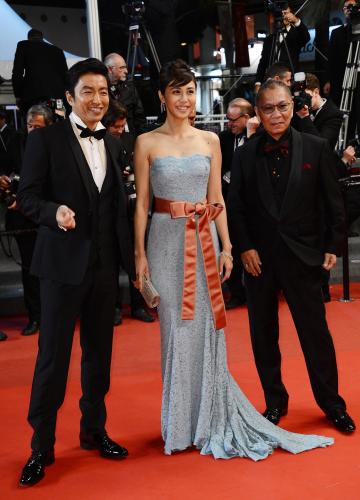 20日、第66回カンヌ国際映画祭の公式上映で、レッドカーペットに登場した（左から）大沢たかお、松嶋菜々子、三池崇史監督