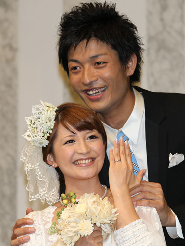 一昨年の５月２２日に結婚、昨年の同日に挙式した矢口真里(左)と中村昌也だったが…