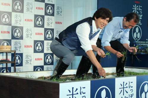 「キリン　にっぽん米茶」ＣＭ発表会で人生初の田植えを体験した佐藤浩市