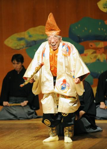 ２０１０年12月、弟の茂山千之丞さんをしのぶ市民狂言会で「福の神」を演じる茂山千作さん