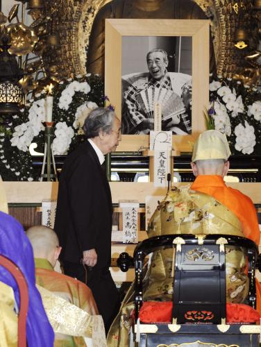 茂山千作さんの葬儀・告別式に参列した哲学者の梅原猛さん