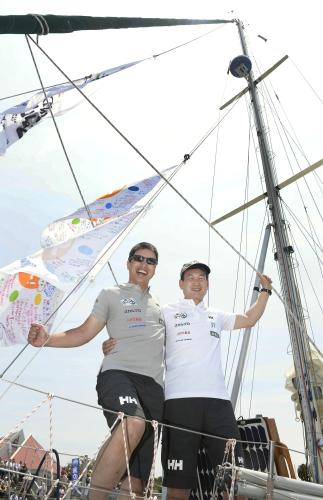 太平洋横断を目指し、出港前にヨットの上でポーズをとる岩本光弘さん（左）と辛坊治郎さん