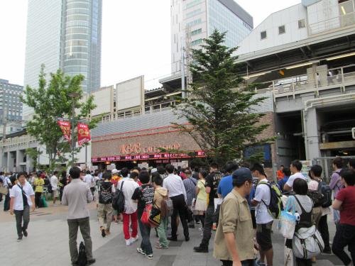 総選挙翌日、多くのファンが訪れた東京・秋葉原の「ＡＫＢ４８カフェ＆ショップ」