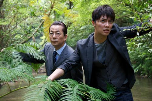 「相棒－劇場版３－」の一場面。水谷豊（左）と成宮寛貴はジャングルで活躍